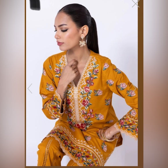 2 piece khaadi suit - Picture 4 of 10